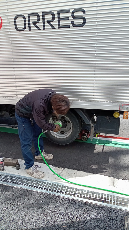 トラックのタイヤがパンクしました……