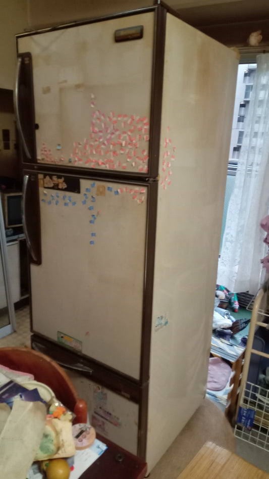 回収スタッフが自分より先輩の冷蔵庫にビックリ⁉